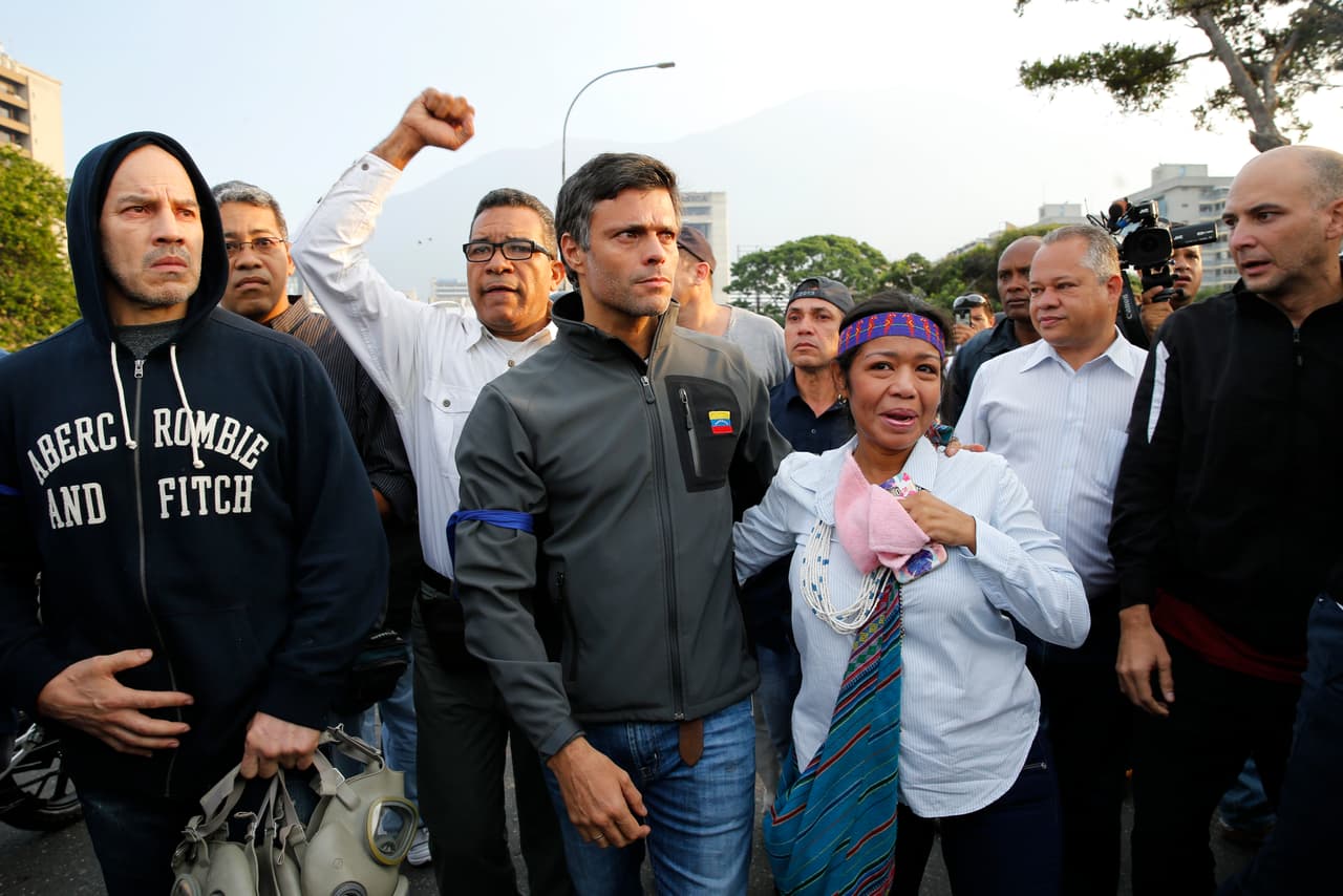 Muchos seguidores se acercan a mostrar su apoyo a Leopoldo López, en las afueras de la base áerea "La Carlota", en Caracas.