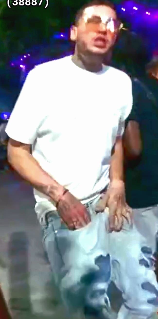 Las autoridades están buscando a dos sospechosos en relación con un triple tiroteo en un bar en el centro de Tucson la madrugada del sábado 21 de mayo.