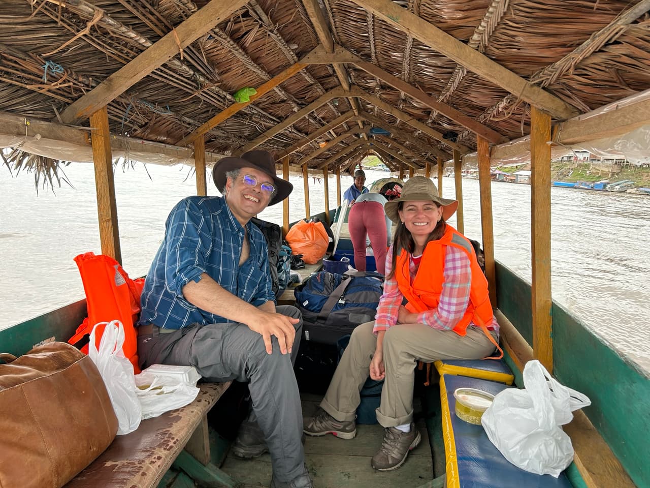Andrés Pruna (Univision) y Erika Podest navegando el río Amazonas