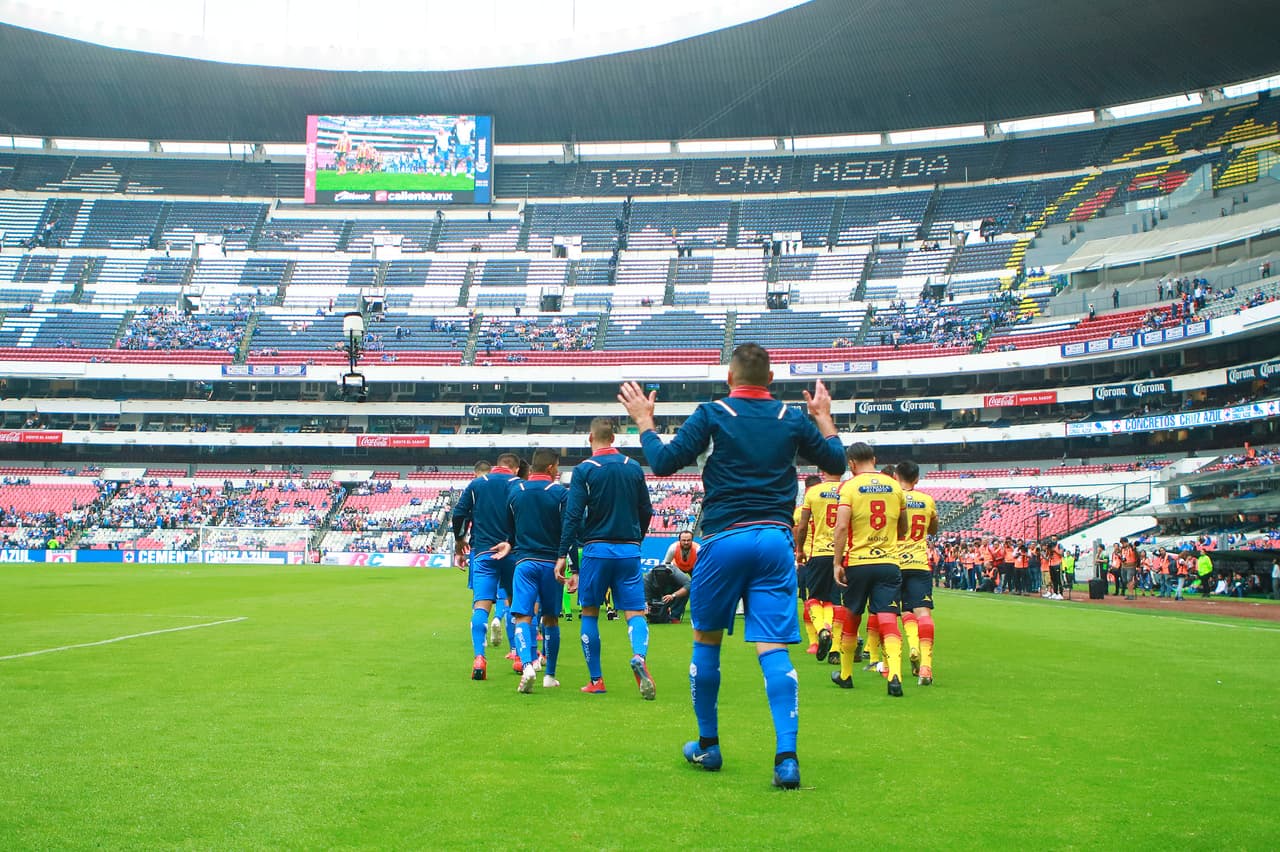 Con una pobre entrada y un clima nublado, así saltaron al terreno de juego tanto cementeros como michoacanos.