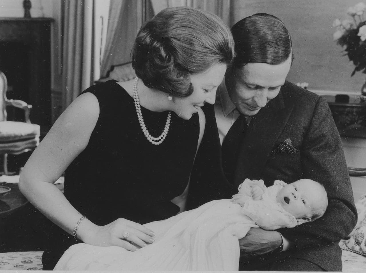 <b>13 mayo 1967</b>
<br>Un poco más relajados, en Holanda la princesa Beatriz y su esposo Claus mostraron así a su primer hijo, el príncipe Alexander, en su residencia en Amsterdam. 
<br>