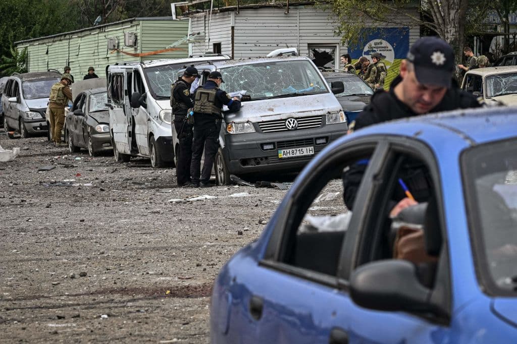 Por su parte, un funcionario del gobierno ruso acusó a las fuerzas ucranianas de haber atacado los vehículos para evitar que estos acudieran a la zona ocupada que se incorporará a Rusia.