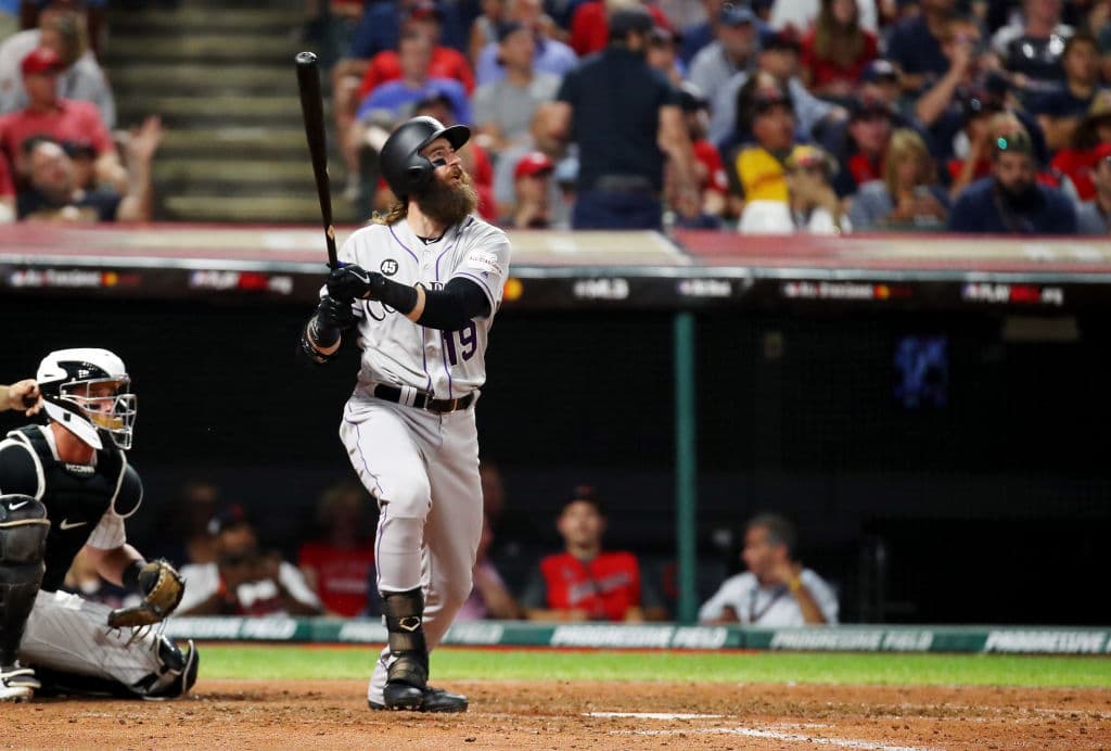 Pero en la sexta entrada, aunque sin gente en base, el outfielder de los Colorado Rockies, Charlie Blackmon, pegó jonrón por todo right-center para acercar a las estrellas del Viejo Circuito 2-1 en la pizarra.