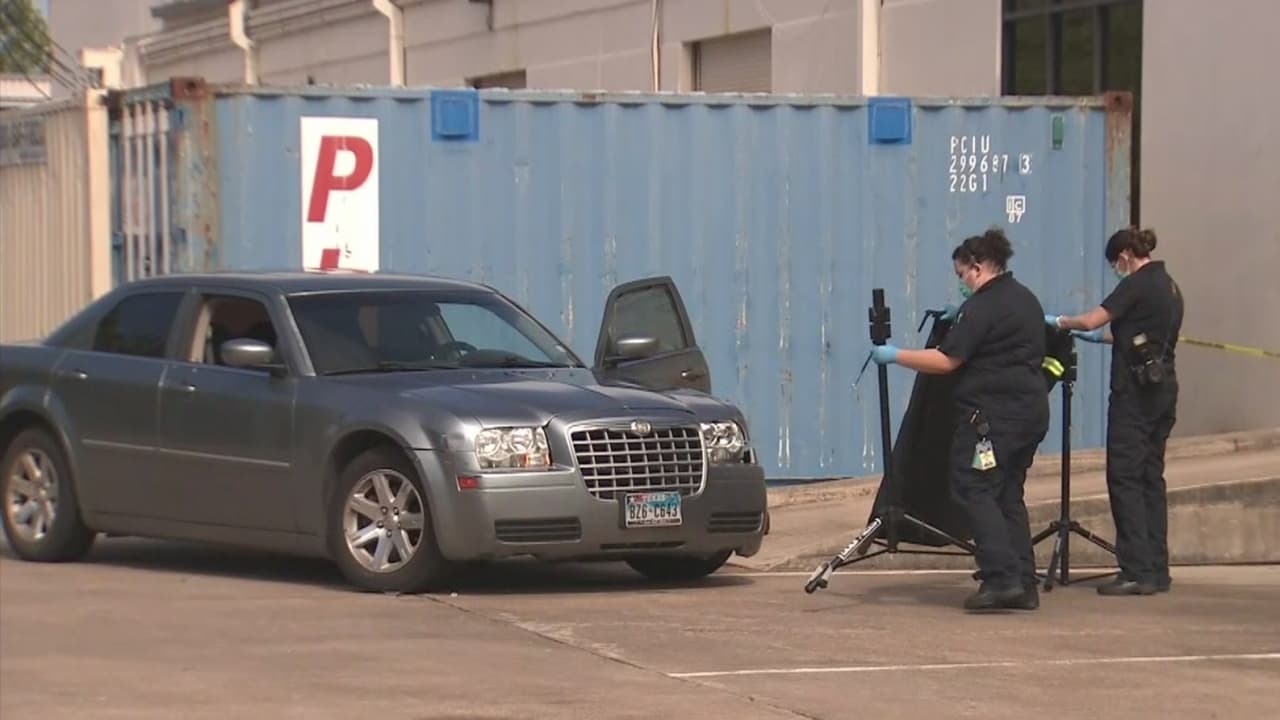 Un video de vigilancia muestra cuando unos sospechosos bajaron de una camioneta y emboscaron a un joven, en un caso de furia al volante.
