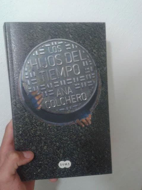 Algunos de los libros que ha publicado son 'Entre dos fuegos', 'Los hijos del tiempo', Nacemos muertos' y 'El misterio del chez Rostand'.