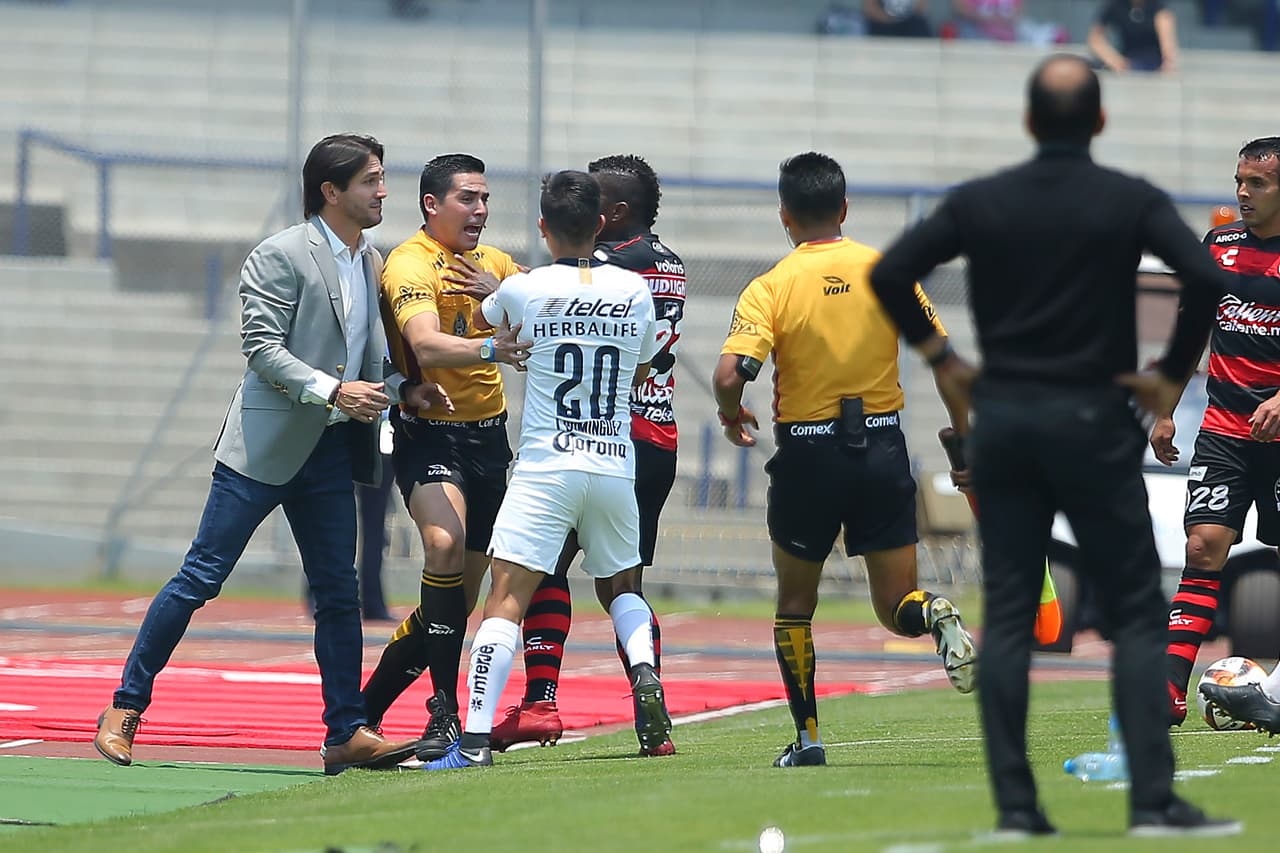 El episodio entre Marioni y Mendoza pasó a mayores cuando llegaron rápidamente jugadores y árbitros a separarlos.