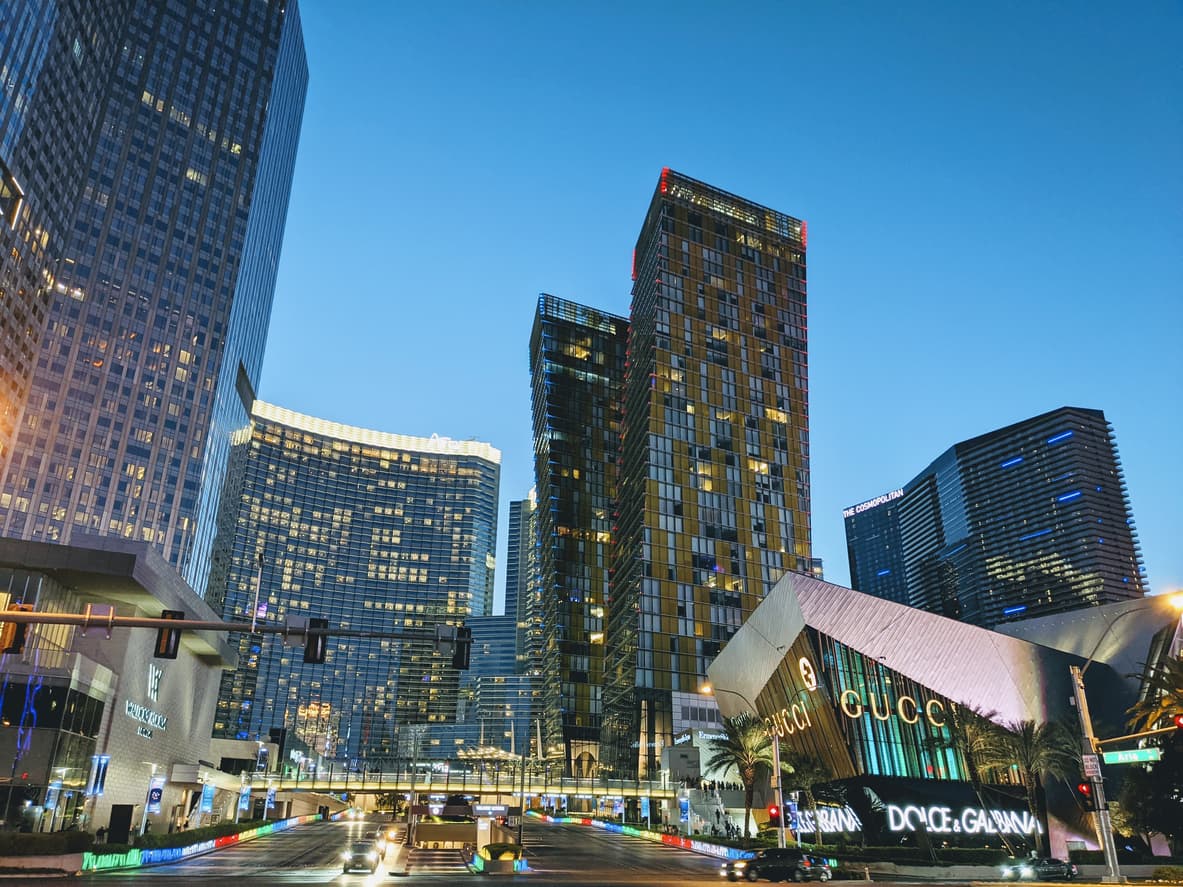 <b>En Las Vegas, Nevada</b>
<br>
<br>🔘 El ingreso medio en esta ciudad es de $58,377 al año.
<br>🔘 El ingreso que se recomienda tener para poseer una casa es de $92,342.52
<br>🔘 El ingreso que se recomienda tener si vas a alquilar una vivienda es de $80,030.52