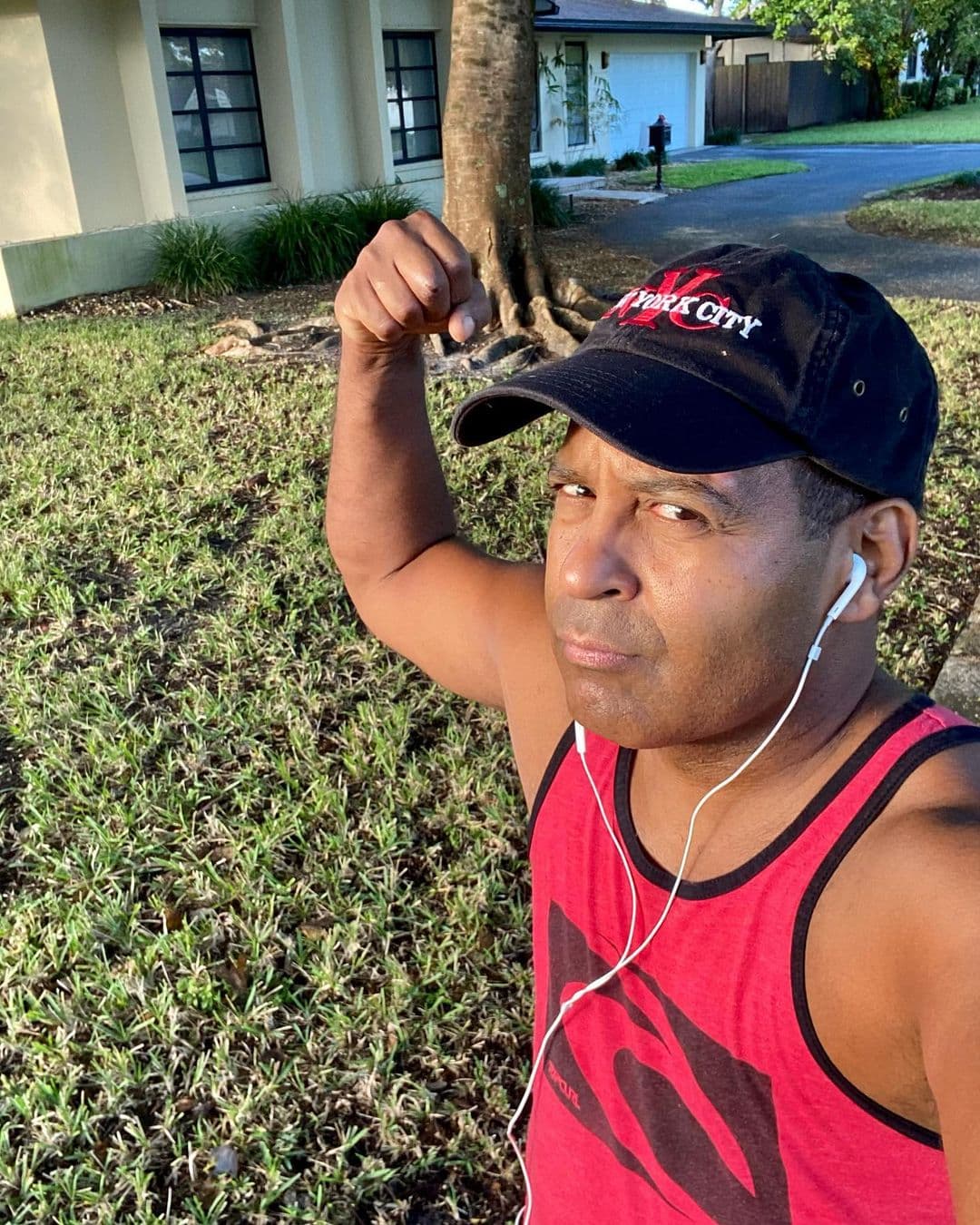 Tony Dandrades hace una buena dosis de ejercicio cardiovascular por las mañanas, antes de participar en el polémico panel de Sin Rollo.