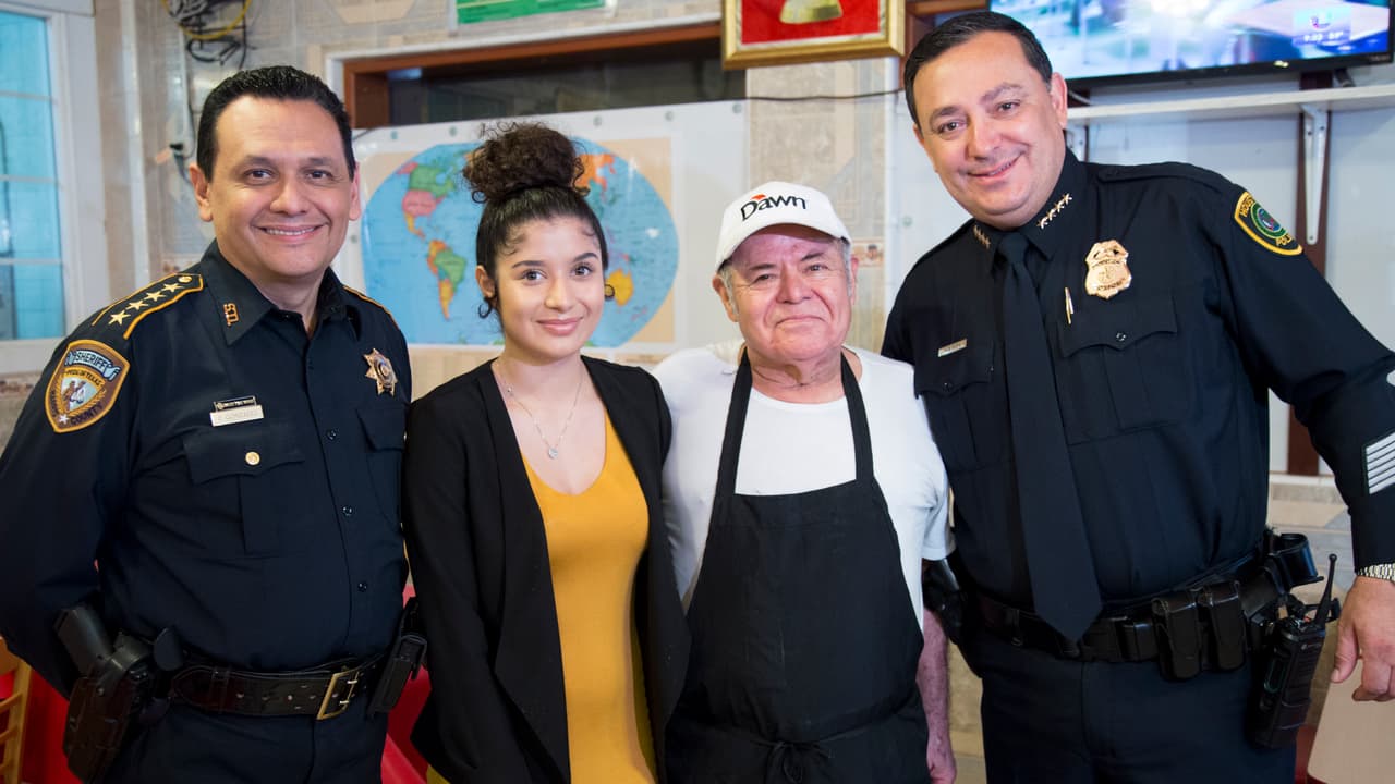 “Para mí es un orgullo estar aquí con la familia Garza, con don Trini, es un arte ser panadero, y queremos que sigan teniendo mucho éxito”, dijo Ed González, sheriff del condado Harris.