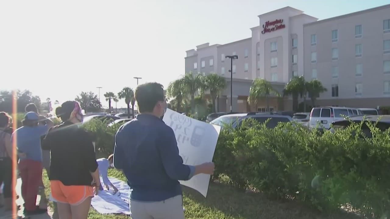 EEUU no deportará a un grupo de niños migrantes detenidos en un hotel, tras denuncias de organizaciones