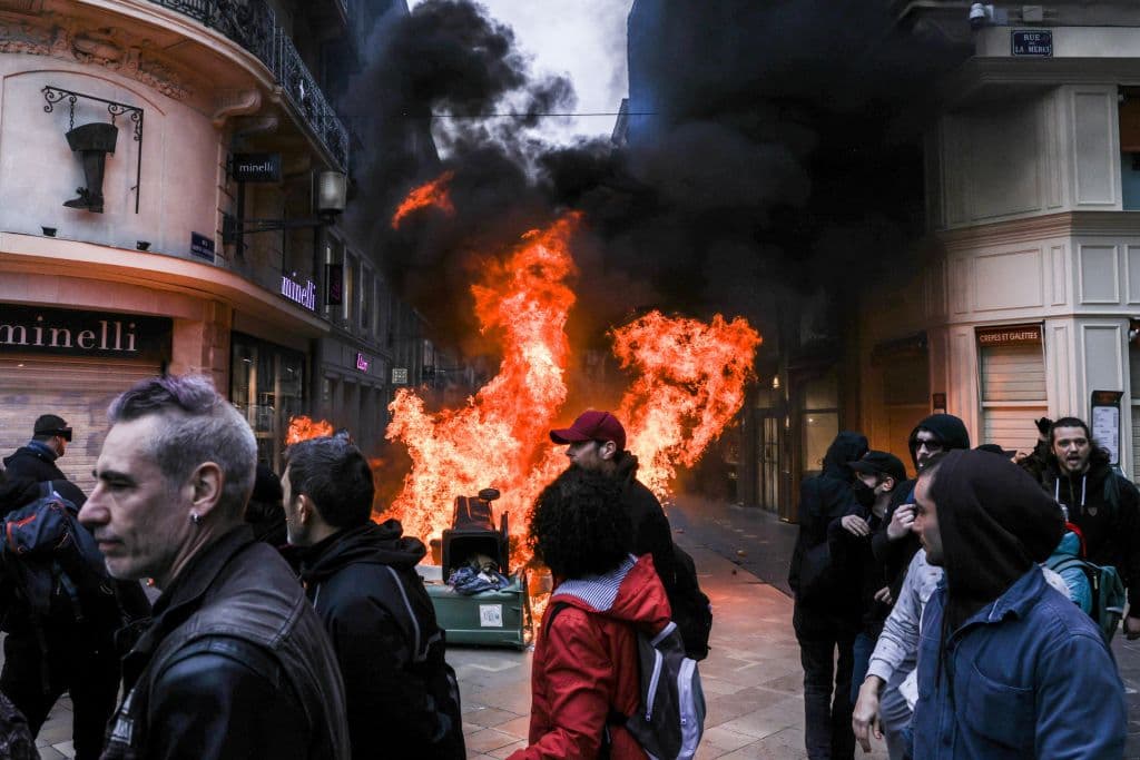 La reforma que incendió al país pretende
<b>retrasar la edad de la jubilación de 62 a 64 años para 2030</b> y adelantar a 2027 la exigencia de cotizar 43 años (y no 42 como ahora) para cobrar una pensión completa.
<br>
<br>
<b>Mira también:</b>
<a href="https://www.univision.com/noticias/edicion-digital/cuales-son-los-cambios-anunciados-para-la-edad-de-retiro-en-eeuu-y-como-afecta-a-quienes-esperan-jubilacion-video">¿Cuáles son los cambios anunciados para la edad de retiro en EEUU y cómo afecta a quienes esperan jubilación?</a>