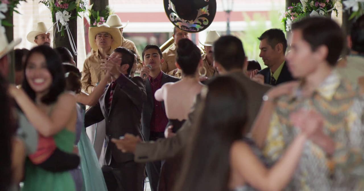 'El Moreno' dedicó una canción a los enamorados y cantó acompañado por la banda.