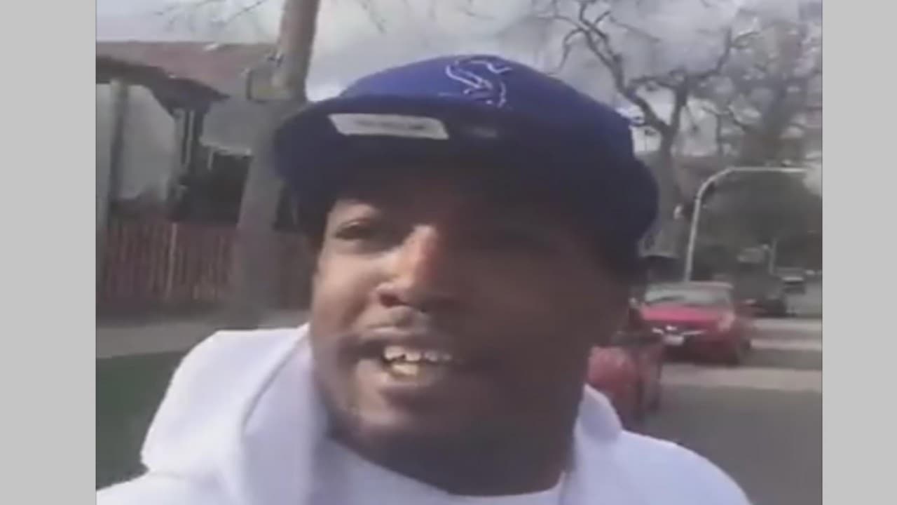 La policía investiga si es auténtico un video donde un joven es baleado mientras se graba con su celular