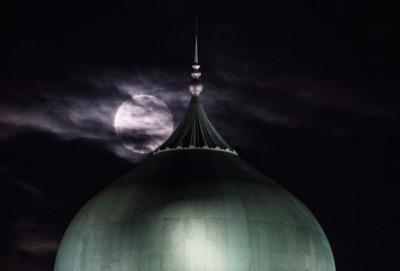 Fotografía de la superluna sobre la cúpula de la oficina del primer ministro en Putrajaya, Malasia.