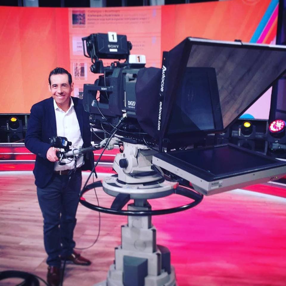 Yordi Rosado aprendiendo del trabajo del camarógrafo.