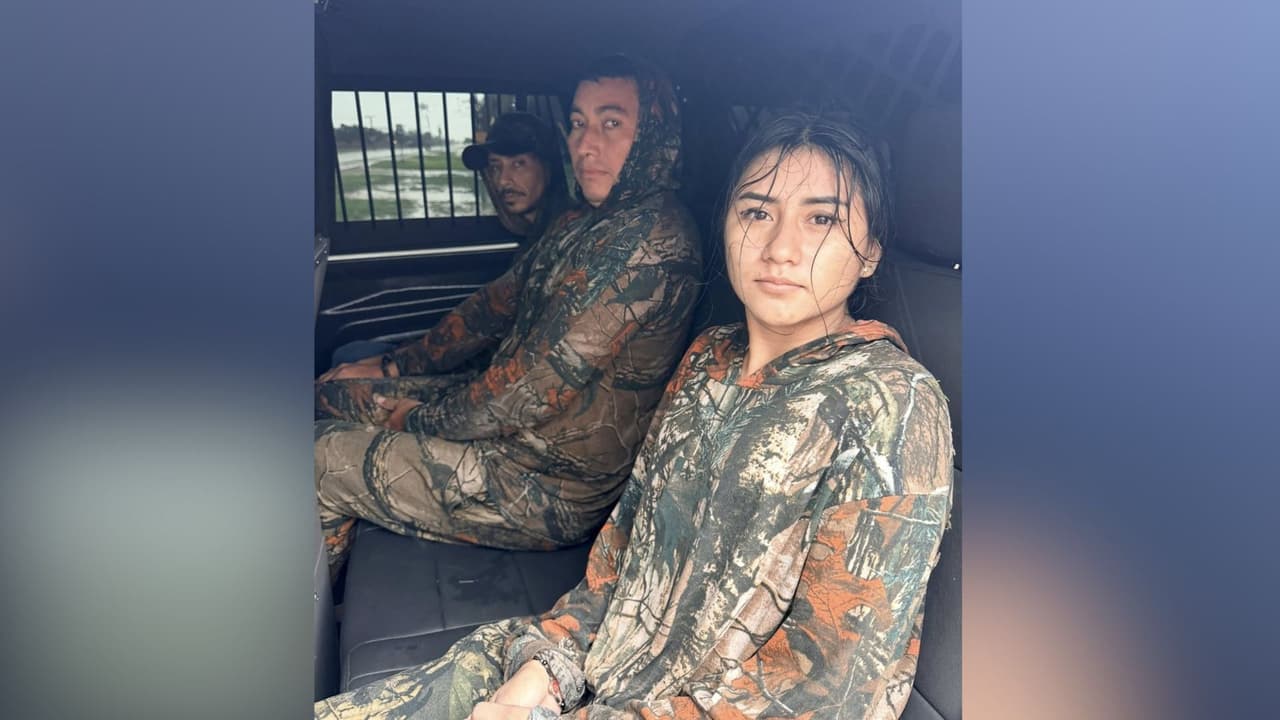 La persecución terminó cuando la camioneta se estrelló contra una cerca en un rancho privado. Tras el impacto, al menos 
<b>siete migrantes descendieron del vehículo e intentaron escapar corriendo</b> entre la propiedad.