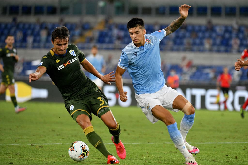 Con resultados de Hellas Verona 3-0 SPAL, Lazio 2-0 Brescia, Sampsoria 1-4 Milán, Sassuolo 5-0 Genoa, Udinese 1-2 Lecce, Fiorentina 4-0 Bologna y Torino 2-3 Roma, la penúltima jornada del futbol italiano.