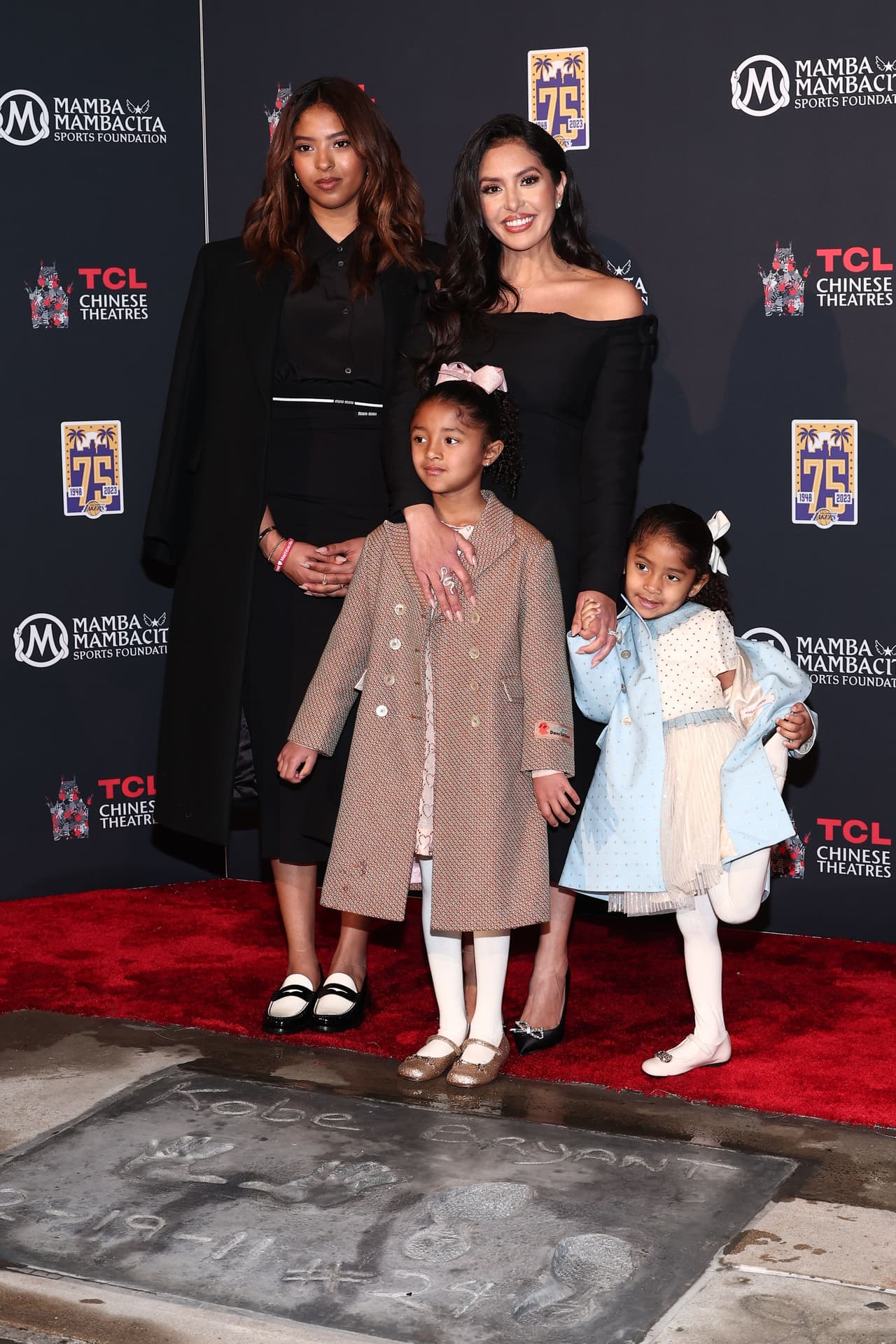 Vanessa Bryant y sus hijas durante la ceremonia en honor a Kobe.
