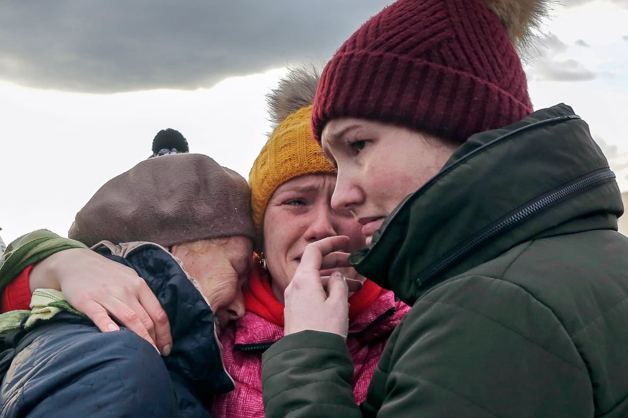 Mujeres ucranianas refugiadas lloran al reunirse en Medyka, ciudad fronteriza de Polonia con Ucrania. Aunque el avance de los rusos a Kiev ha perdido velocidad, las ciudades del este y sur de Ucrania han llevado la peor parte en la invasión de Rusia.
<br>