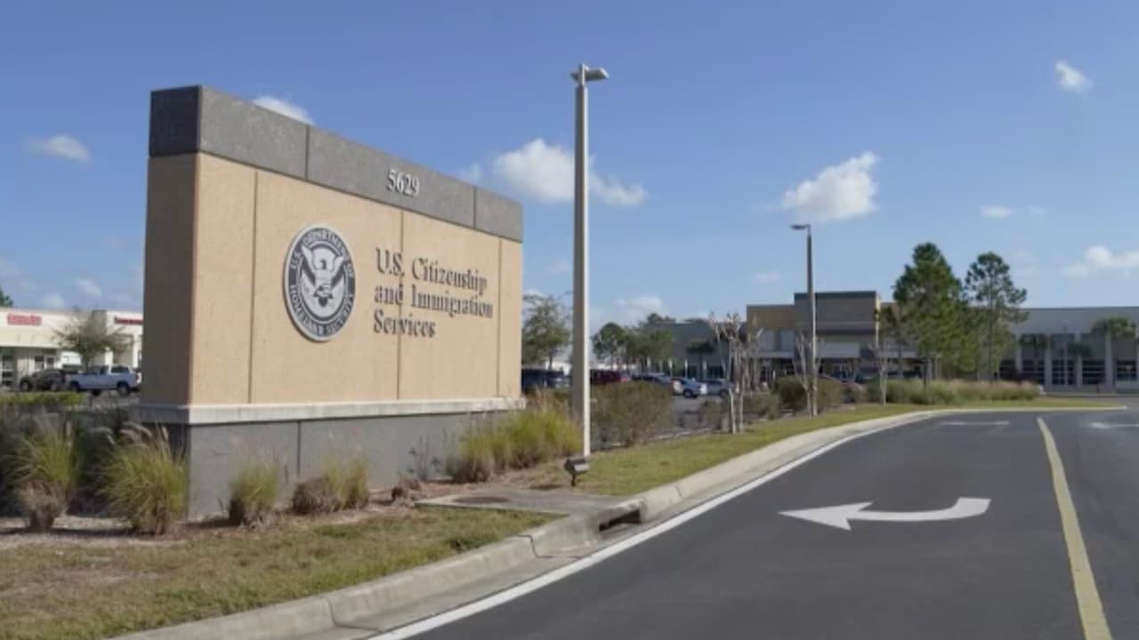 “A nosotros se nos presentó el caso de que un joven vino con una camiseta de tirantes y el juez le dijo que eso era ropa interior y no era apropiado para presentarse en corte”, contó González.