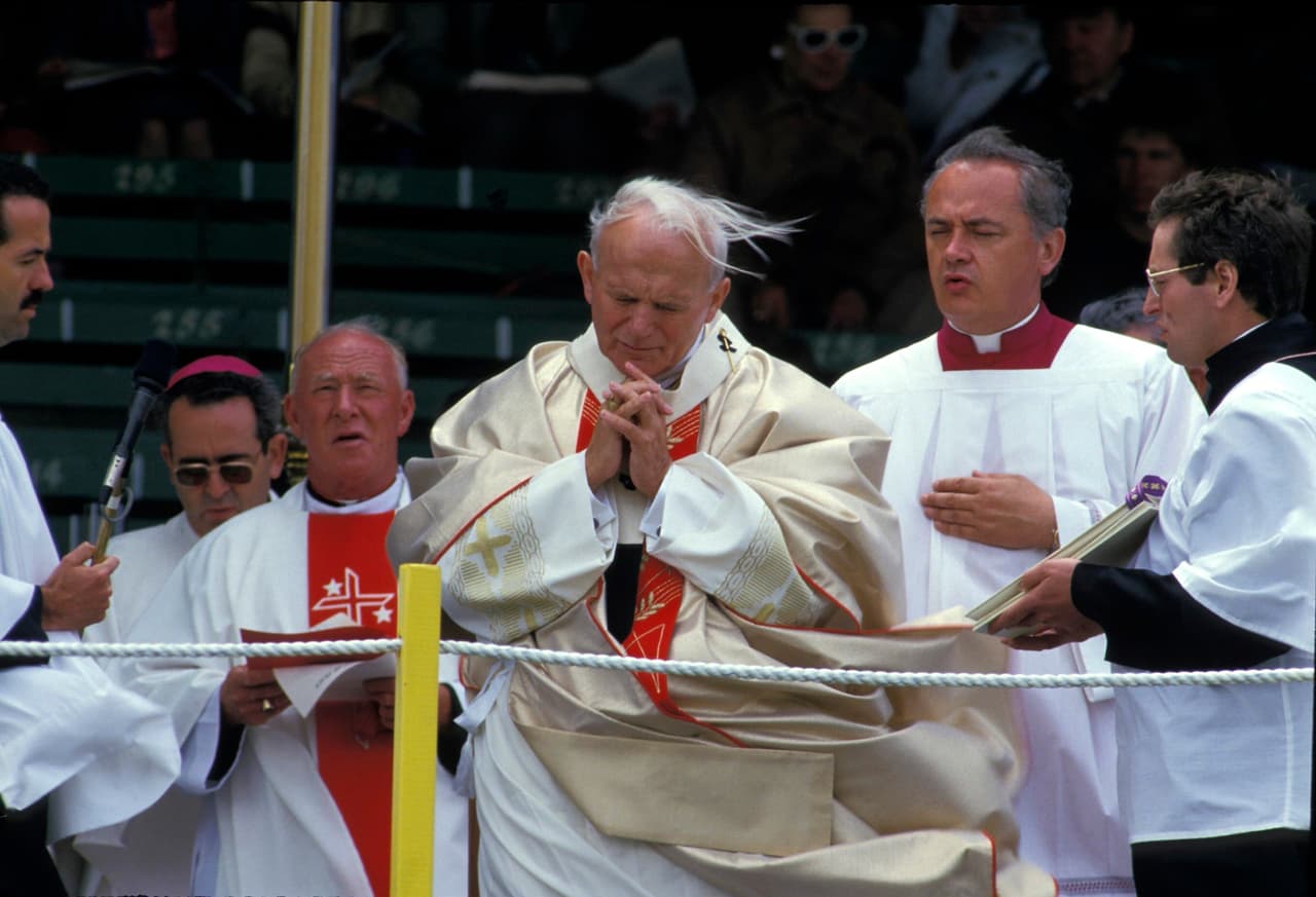 Ante tanta blasfemia, el Papa Juan Pablo II emitió un comunicado que prohibía la entrada de Madonna, así como de su música e imagen, a Italia. La cantante no se preocupó en lo más mínimo y, al parecer, tampoco su público pues la canción se colocó en el primer lugar de las listas de popularidad en 30 países, incluido Italia, segun información de 
<a href="https://www.revistavanityfair.es/celebrities/articulos/madona-vaticano-excomulgada-tres-veces-papa-francisco/30882" target="_blank">Vanity Fair</a>.
