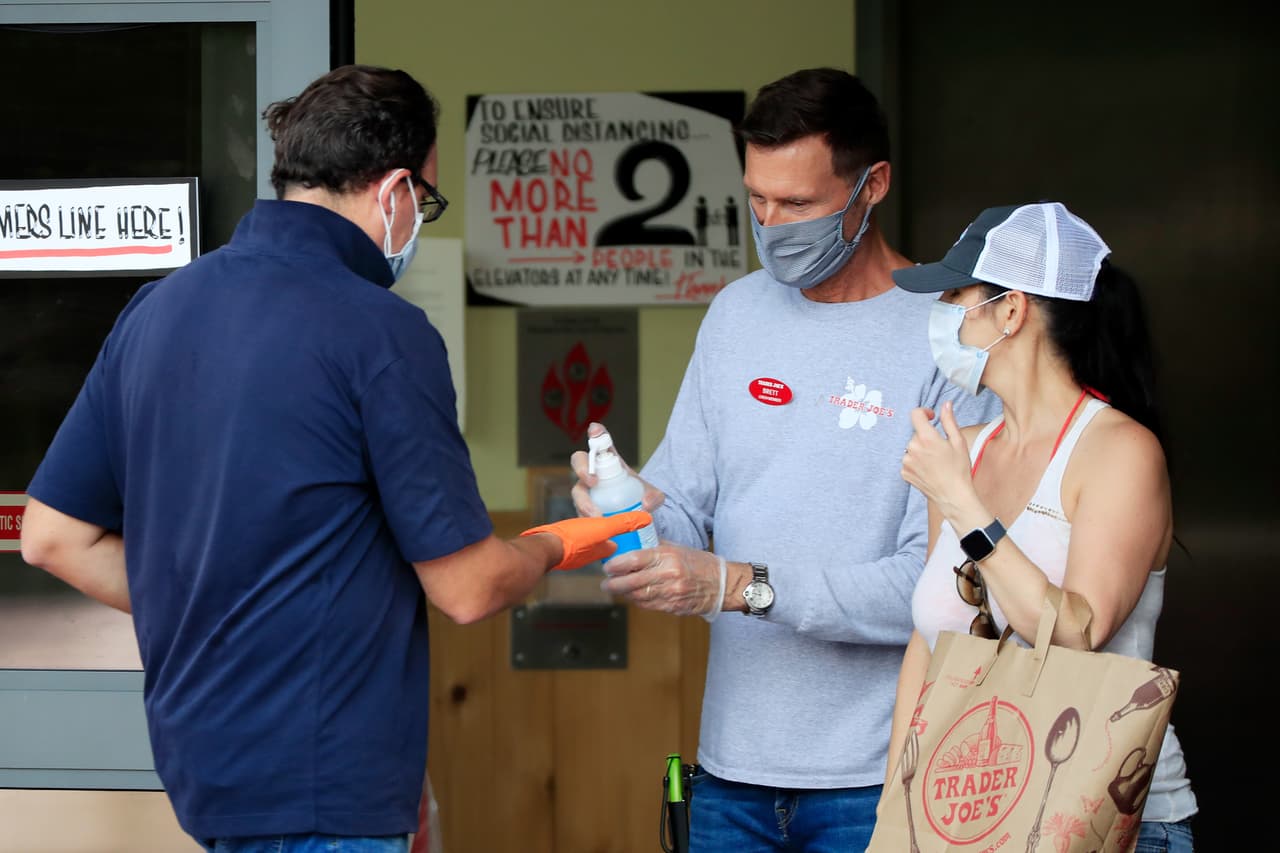 Parece que por fin se ve una luz al final del túnel, tras un poco más de un año de pandemia. Eso sí, las autoridades indican que no es el momento de bajar la guardia y por esto cuidados como usar el desinfectante para manos y continuar llevando la mascarilla, es necesario.