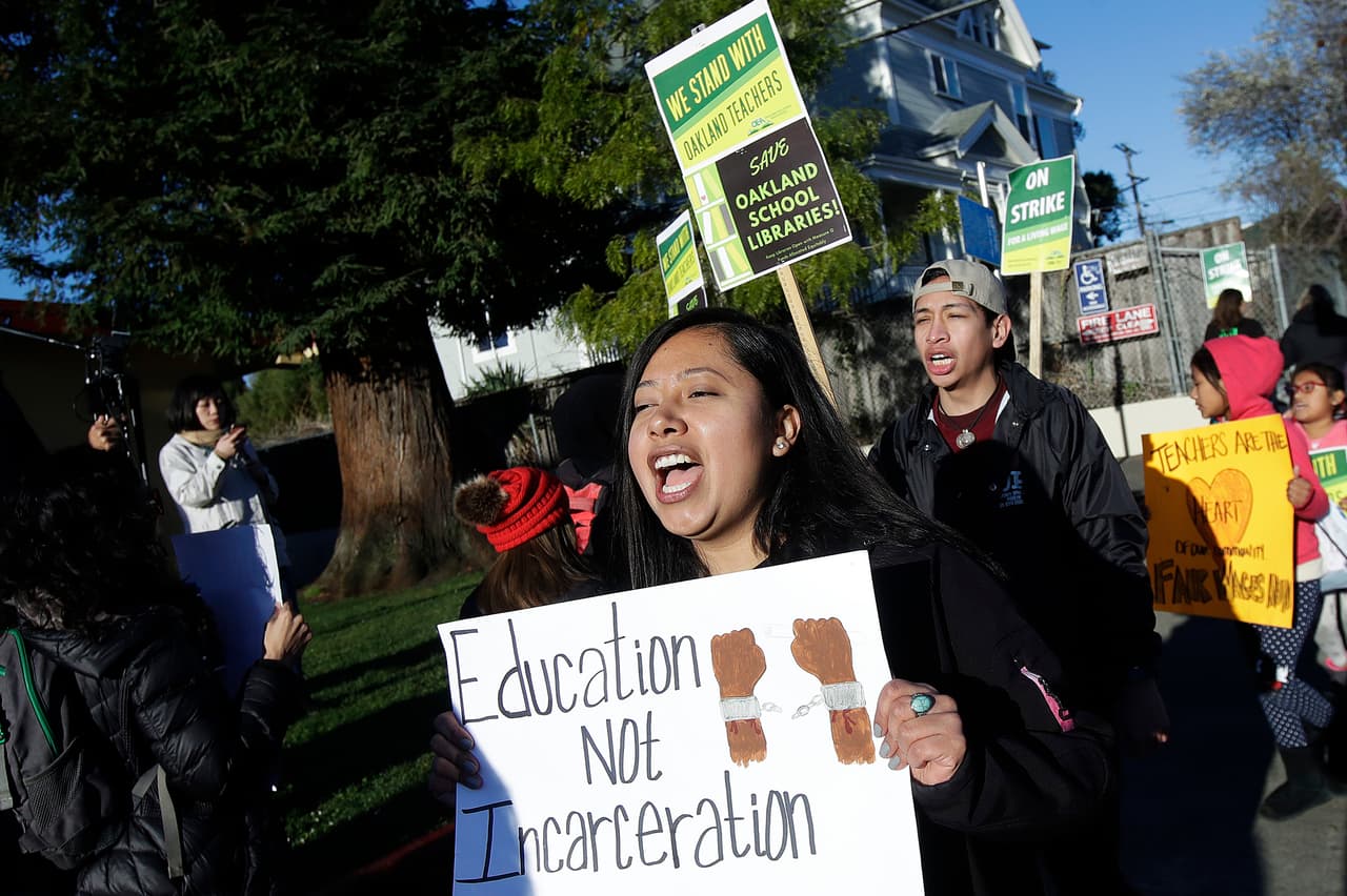 El Distrito Escolar de Oakland tendrá que encarar la huelga de maestros al mismo tiempo que enfrenta 
<a href="https://www.univision.com/local/san-francisco-kdtv/maestros-de-oakland-al-borde-de-una-huelga">un déficit presupuestal de $30 millones</a> para el próximo año, y que podría aumentar hasta $56 millones para el ciclo escolar 2020-2021.