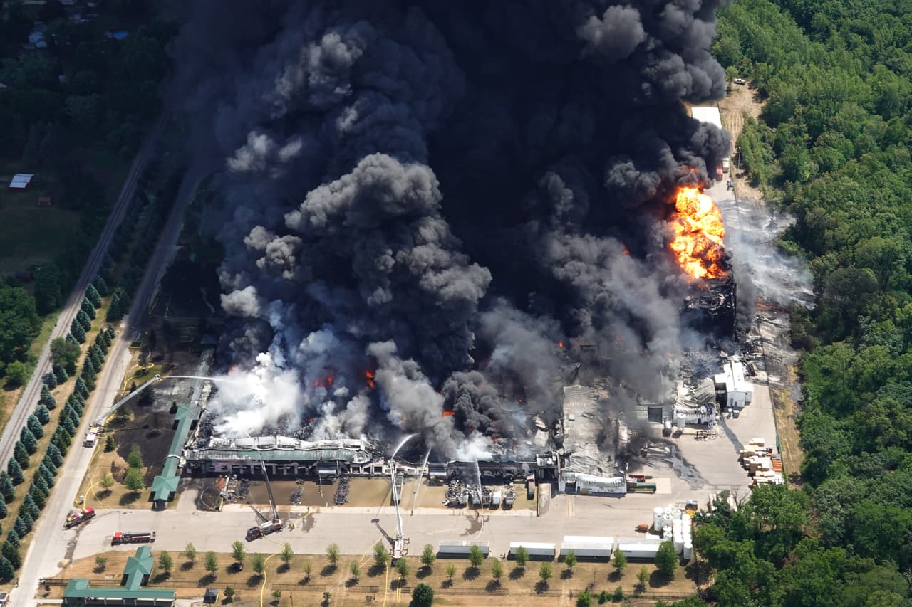 ROCKTON, ILLINOIS.- Bomberos del norte de Illinois y del sur de Wisconsin luchan contra un incendio industrial en Chemtool Inc. el 14 de junio de 2021 en Rockton, Illinois. El incendio químico en la planta que produce lubricantes, productos grasos y otros fluidos ha provocado evacuaciones locales.