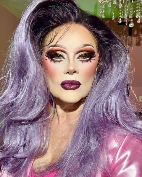 Recientemente, Erika Buenfil sorprendió a sus seguidores de redes sociales al 
<a href="https://www.univision.com/famosos/erika-buenfil-maquillar-drag-queen-letal-fotos-instagram">transformarse en drag queen</a> y lucir glamurosa y juvenil. 
<br>