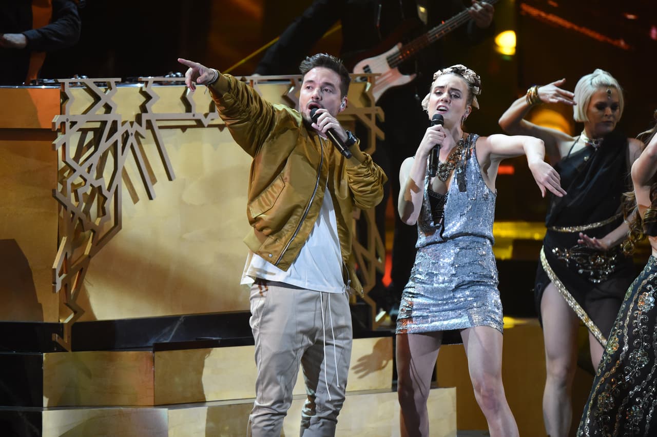 Una chaqueta bomber de un tono camel fue la protagonista del atuendo del cantante en los Latin Grammy 2015