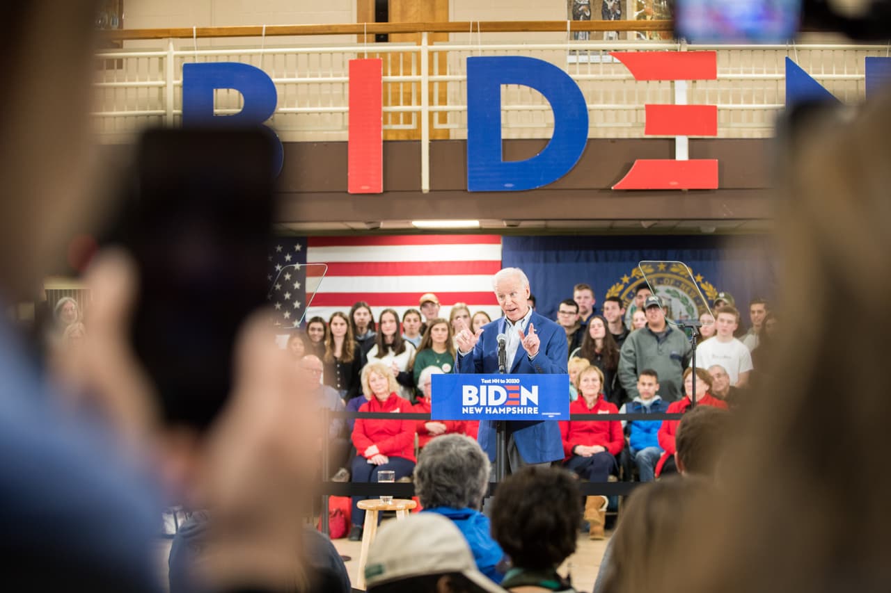 El exvicepresidente Joe Biden durante un evento de campaña el 10 de febrero de 2020 en Manchester, el lunes. Biden solo logró el 15.8% del apoyo en el caucus de Iowa y no se espera que haga un papel muy relevante en estas primarias del lunes.