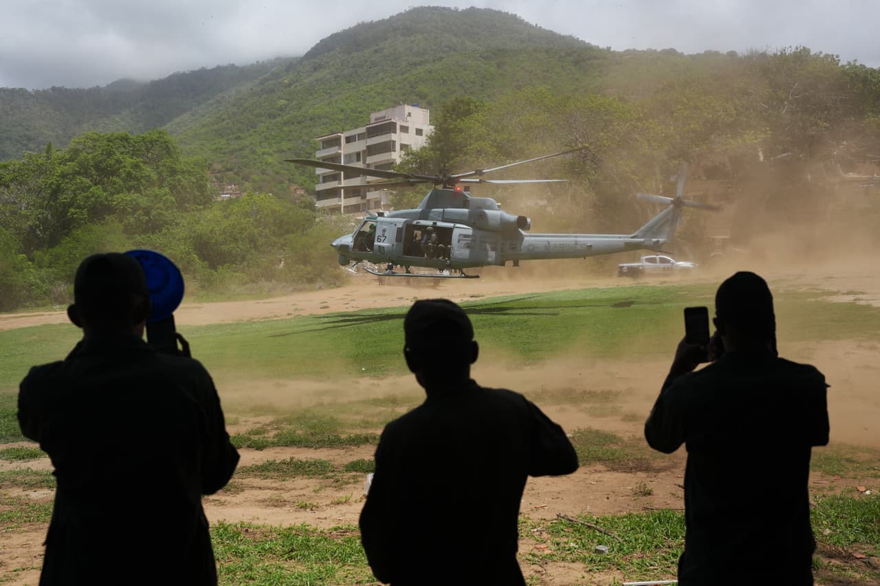 Un helicóptero militar de los EEUU aterriza en La Guaira.
