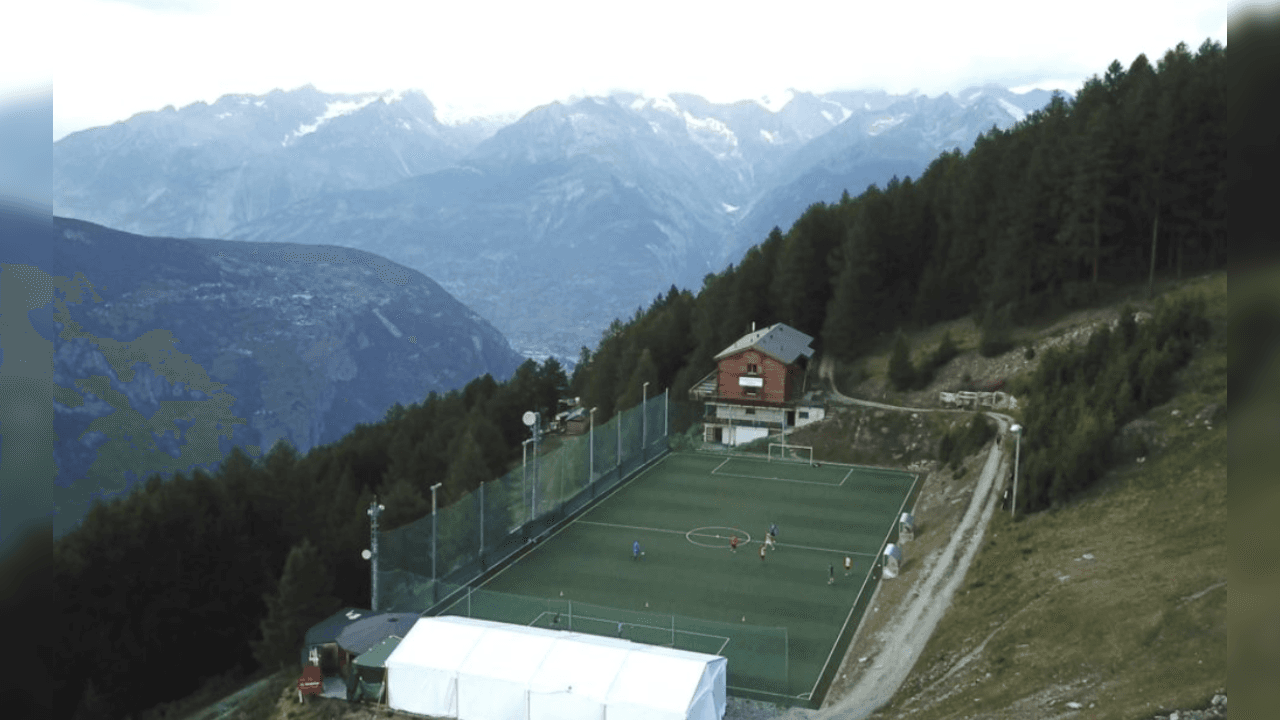 <b>Ottmar Hitzfeld Stadion (Suiza)</b>
<br>¿Quién habría pensado que se podía jugar futbol entre las montañas? Aquí está laa respuesta.