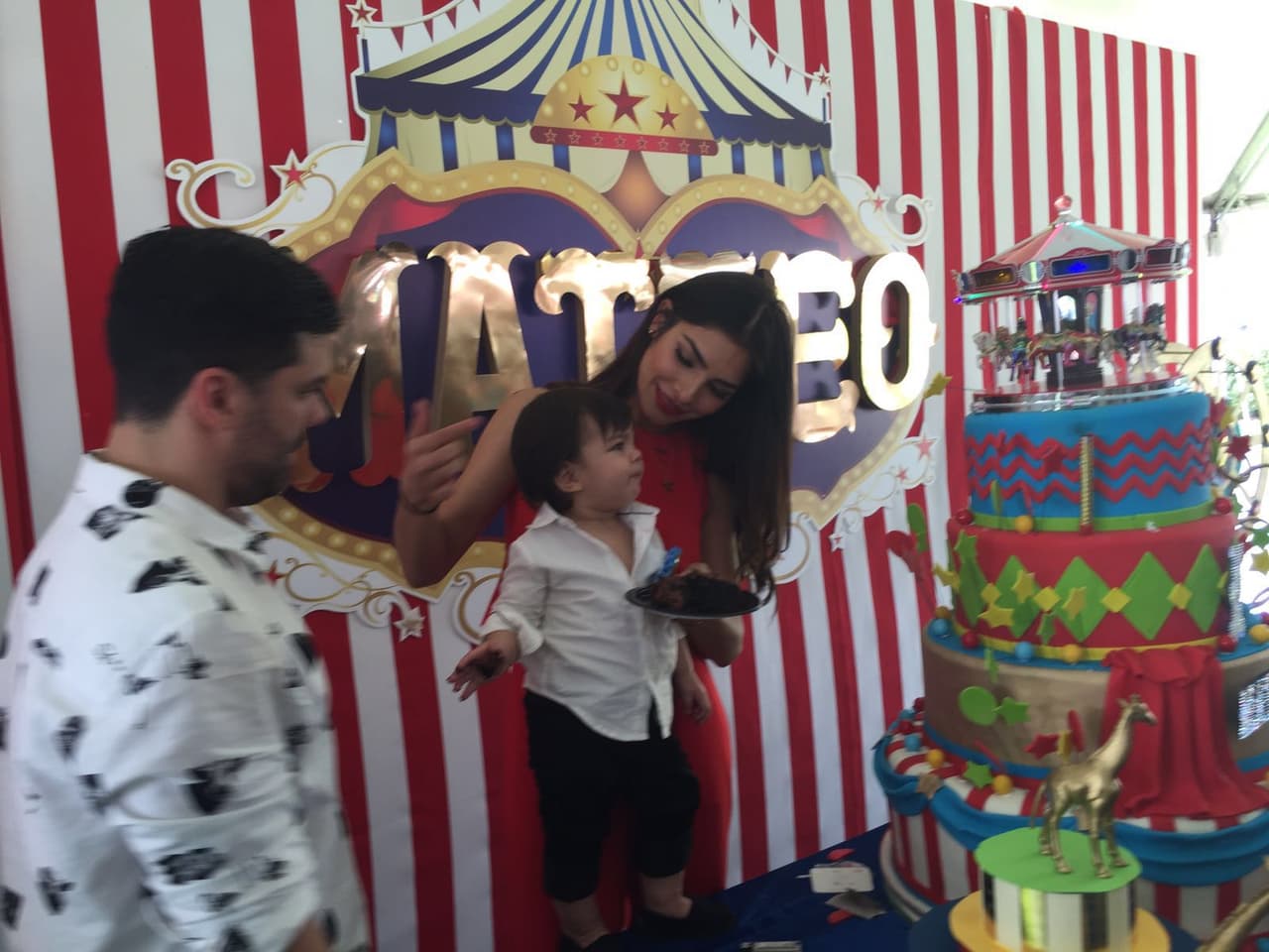 Nuestra primera reina celebró el primer cumpleaños del pequeño Matteo por todo lo alto con una divertida temática circense. Rodeados de amigos y familiares Alejandra y Aníbal lucieron felices junto a su hijo en una celebración que jamás olvidarán.
