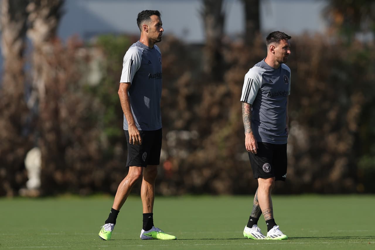 Aquí vemos a Messi junto a Busquets en la práctica.