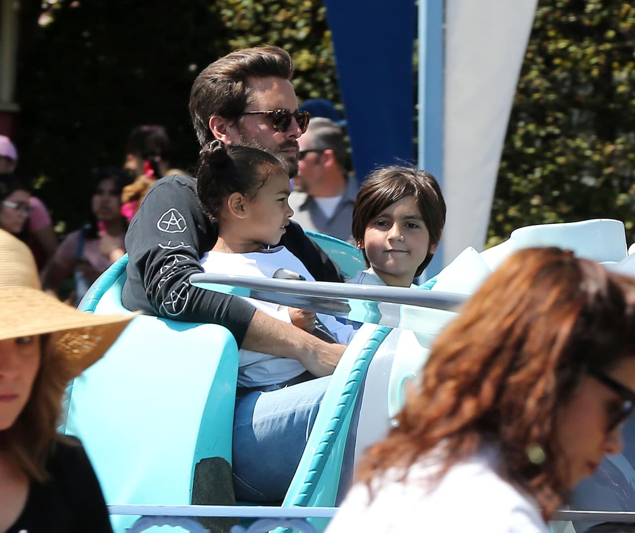 Kourtney, Scott y los chicos disfrutaron de juegos clásicos como 'It's A Small World', 'Thunder Mountain', 'Dumbo' y 'Mr Toad's Wild Adventure'.