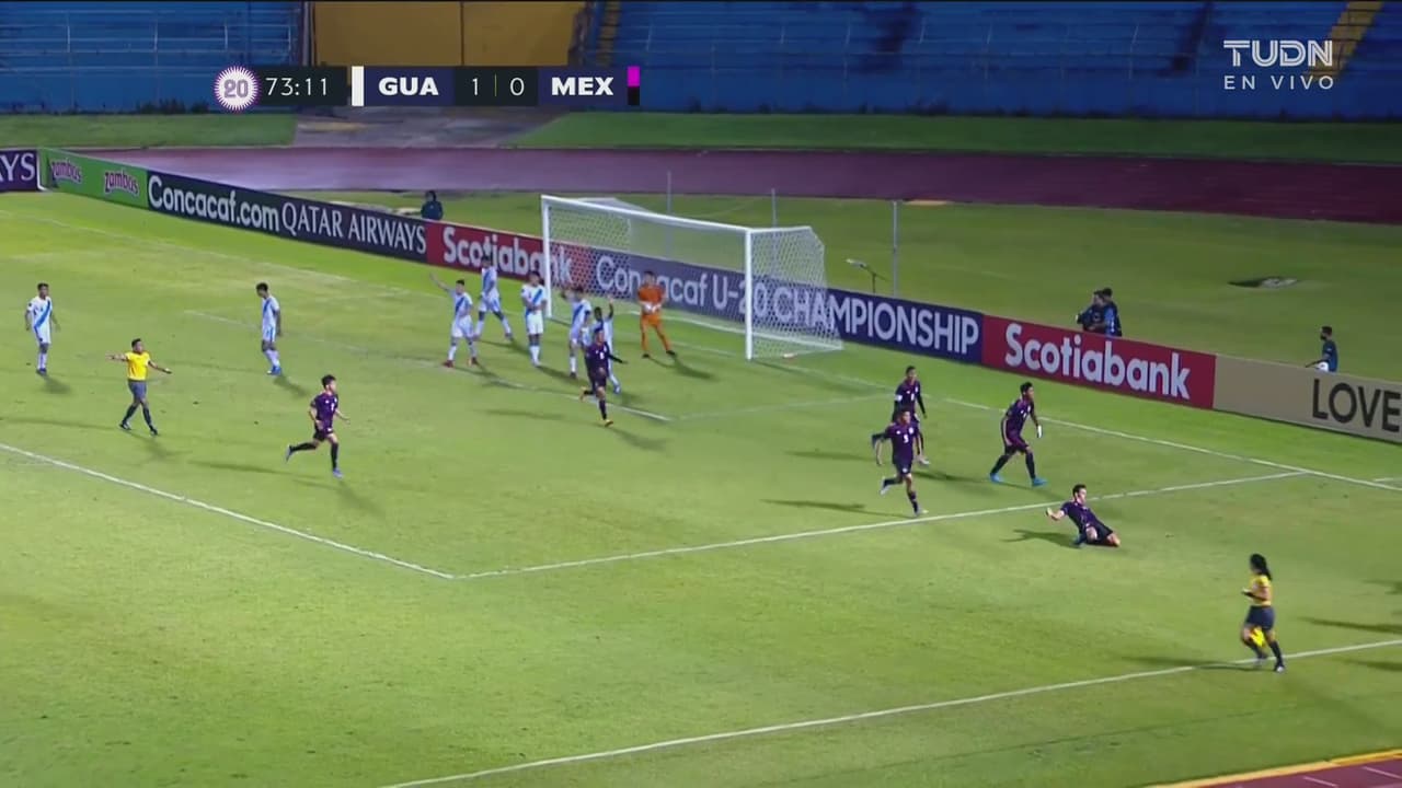 ¡Tiene fortuna! Lozano choca la pelota para el 1-1 de México