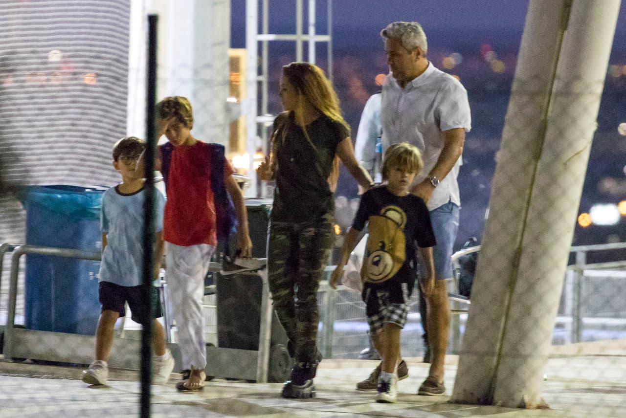 Ya con el cielo oscurecido, Shakira, su hermano, Milan y Sasha abandonaron el sitio en el que se encontraban.
<br>