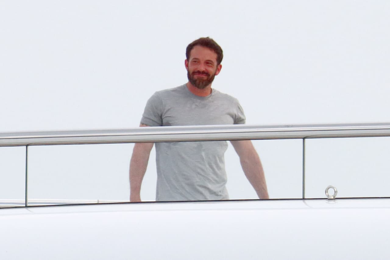 <b><a href="https://www.univision.com/shows/despierta-america/jlo-regreso-a-eeuu-sin-ben-affleck-asi-fue-captada-terminando-sus-vacaciones-por-italia-video" target="_blank">Ben Affleck habría regresado a EEUU</a></b> antes que JLo.