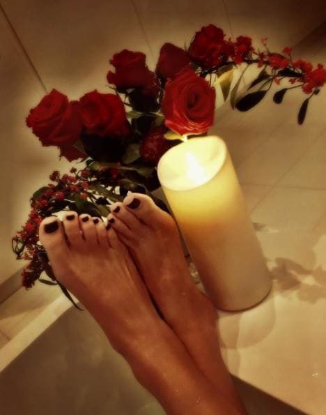 Los momento de relajación no terminan para Thalía, quien se declara fan de los baños de burbujas rodeada de velas de vainilla y flores. Bien merecido se lo tiene.