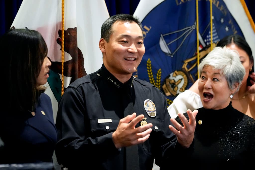 El nuevo jefe interino del LAPD entre dos de las mujeres más importantes de su vida, su esposa y su madre.