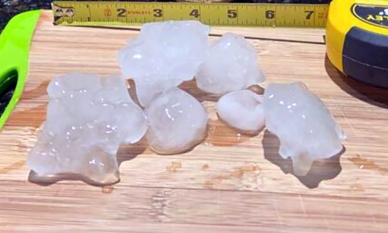 Wayne Thomson, un oficial de paz del condado de Fort Bend, al suroeste de Houston, publicó en
<b><a href="https://twitter.com/waynekthompson" target="_blank">su cuenta de Twitter</a></b> muestras de las masas de granizo que cayeron en su zona. Puso una cinta de medición tras ellas para dejar evidencia del tamaño.