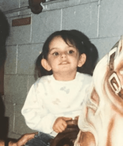 Desde pequeña es muy parecida a su padre. Hace poco anunció su separación de un famoso actor y es protagonista de 'La casa de las flores'.