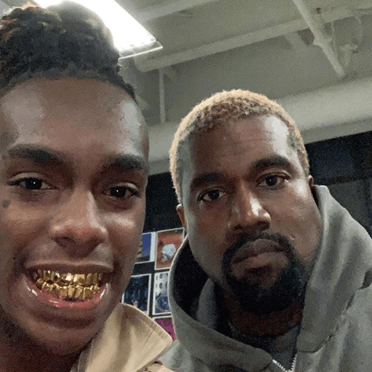YNW Melly, en esta foto junto a 
<b><a href="https://www.univision.com/famosos/yo-no-se-lo-que-pasa-por-su-cabeza-kim-kardashian-habla-del-trastorno-bipolar-que-padece-kanye-west-fotos">Kanye West</a></b>, está acusado de los asesinatos de Anthony Williams, de 21 años, y Christopher Thomas Jr., de 19 años, ocurridos en Miramar, al norte de Miami. El joven se declaró no culpable.
