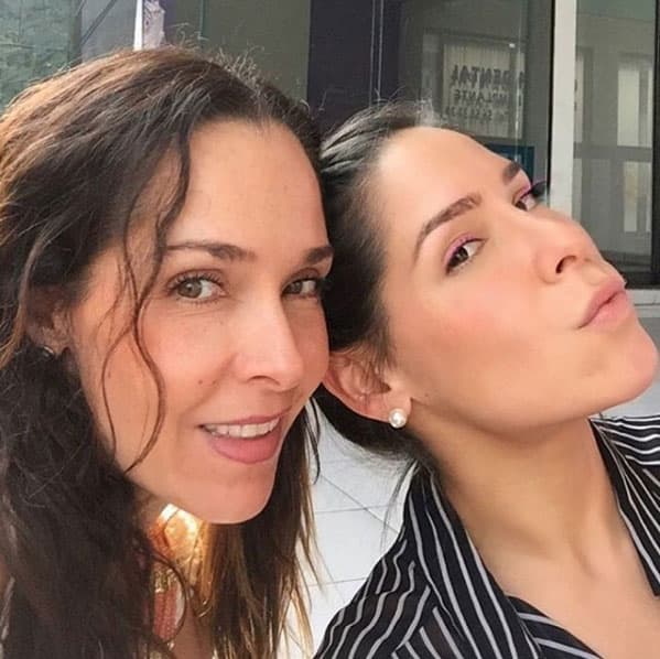 "A pesar de estar tan pequeñita, levanta su cabecita sus ojos abiertos (...) ahorita se está dando un bañito de sol", describió la actriz.