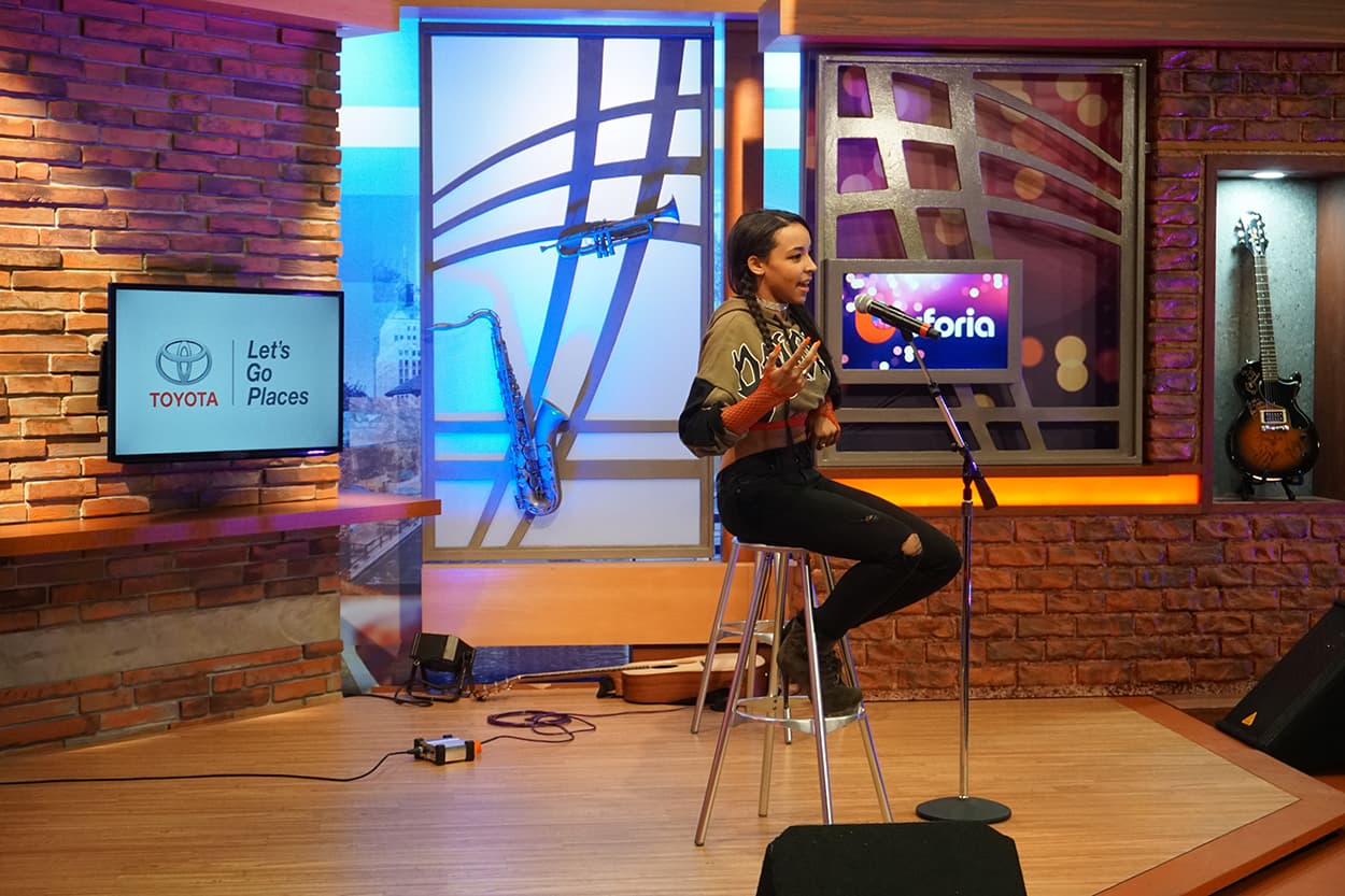 Tinashe stops by the Uforia Lounge for a quick acoustic session and a meet and greet.