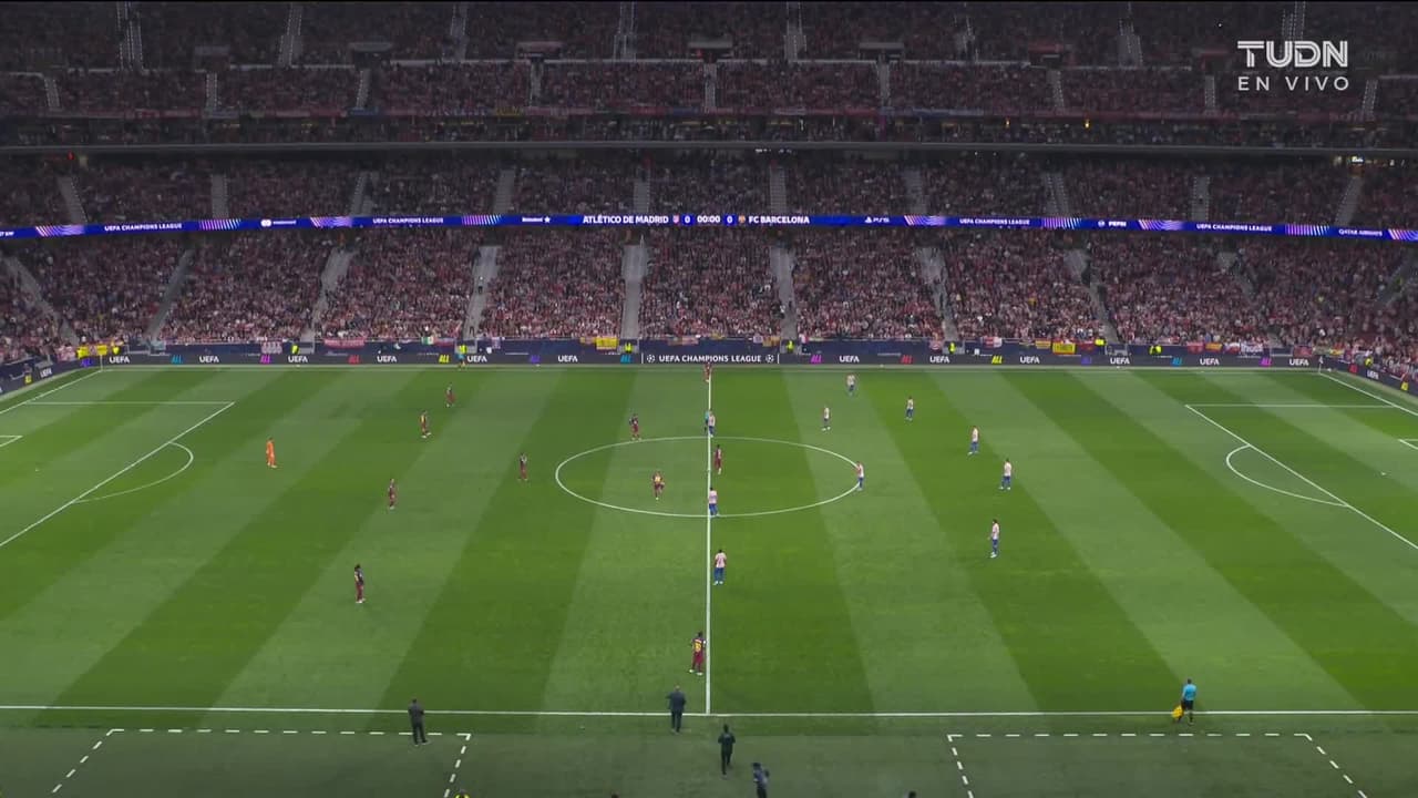 Arranca el partido y la pelota está en juego.