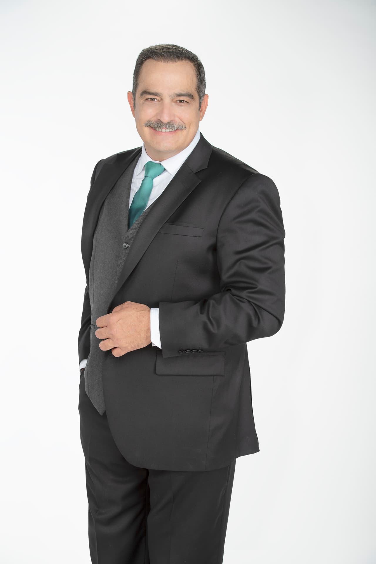 El actor 
<b>Omar Fierro</b> personificará a Horacio Villaseñor, esposo de Andrea, padre de Elena, Irina y Gabriela. Aunque parecerá un padre, esposo y empresario ejemplar, su realidad será otra.