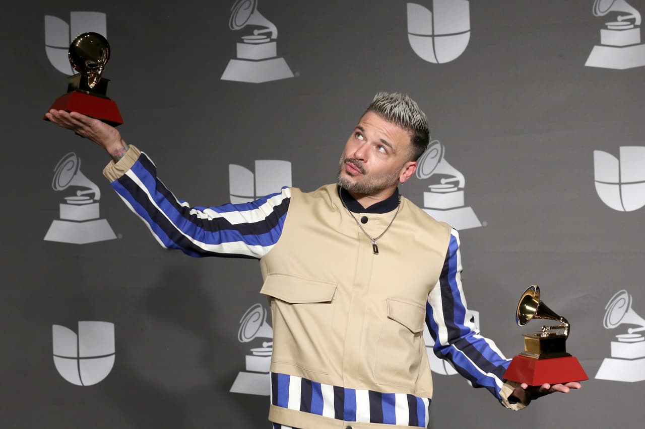 Pedro Capó reveló que este día, 14 de noviembre, estaba celebrando su cumpleaños, por lo que los dos Latin GRAMMY que ganó "fueron mi mejor regalo".