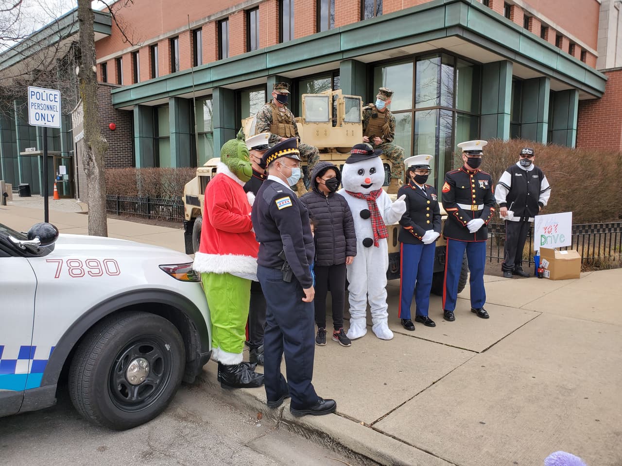 Los marines de Estados Unidos en colaboración con la policía de Chicago del distrito 10 ofrecieron juguetes gratis en el barrio de La Villita durante la mañana del 23 de diciembre.